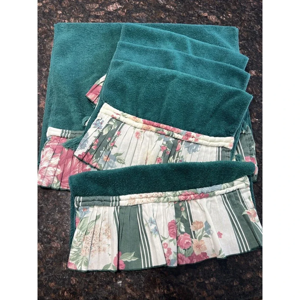 set of VINTAGE 80s Green FLORAL RUFFLED Towels Set Of 5 Washcloth 90’s